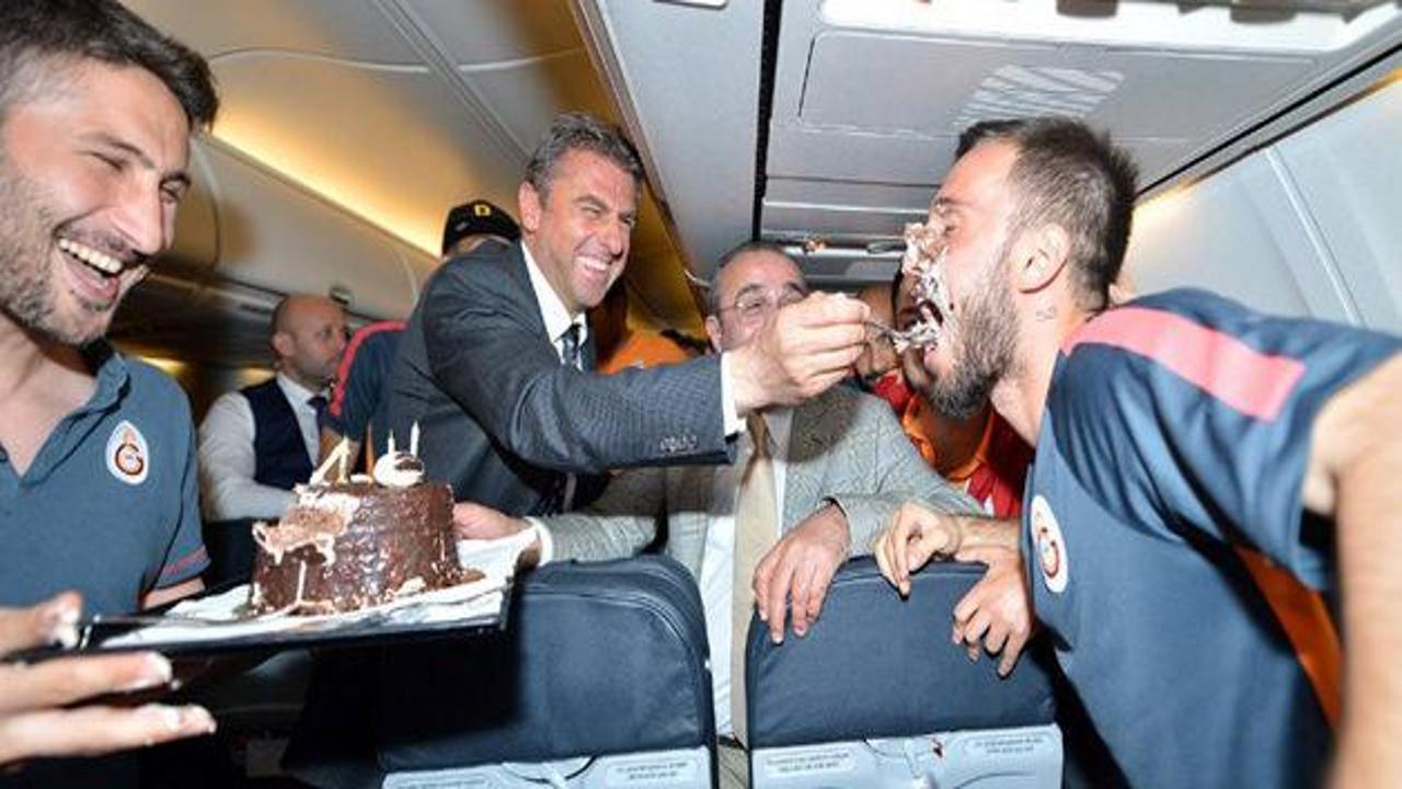 Emre Çolak'a uçakta doğum günü sürprizi