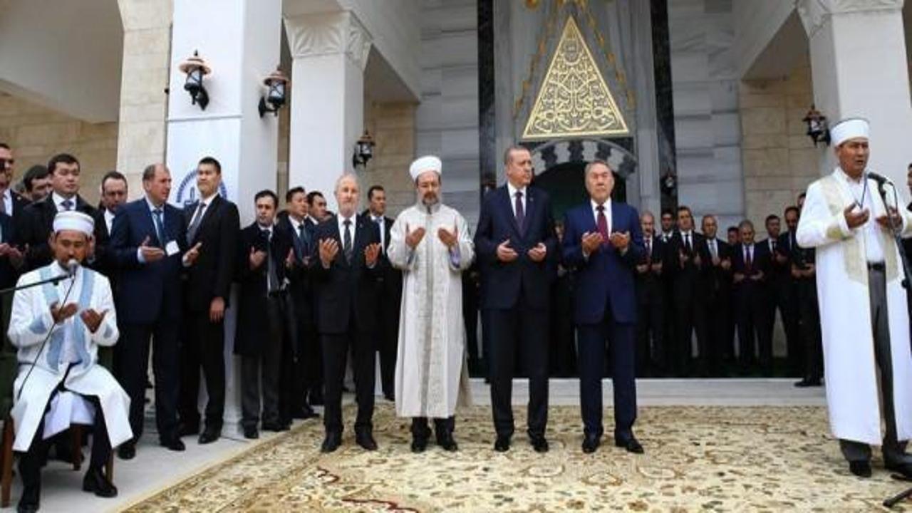Erdoğan açtığı camide cuma namazı kıldı