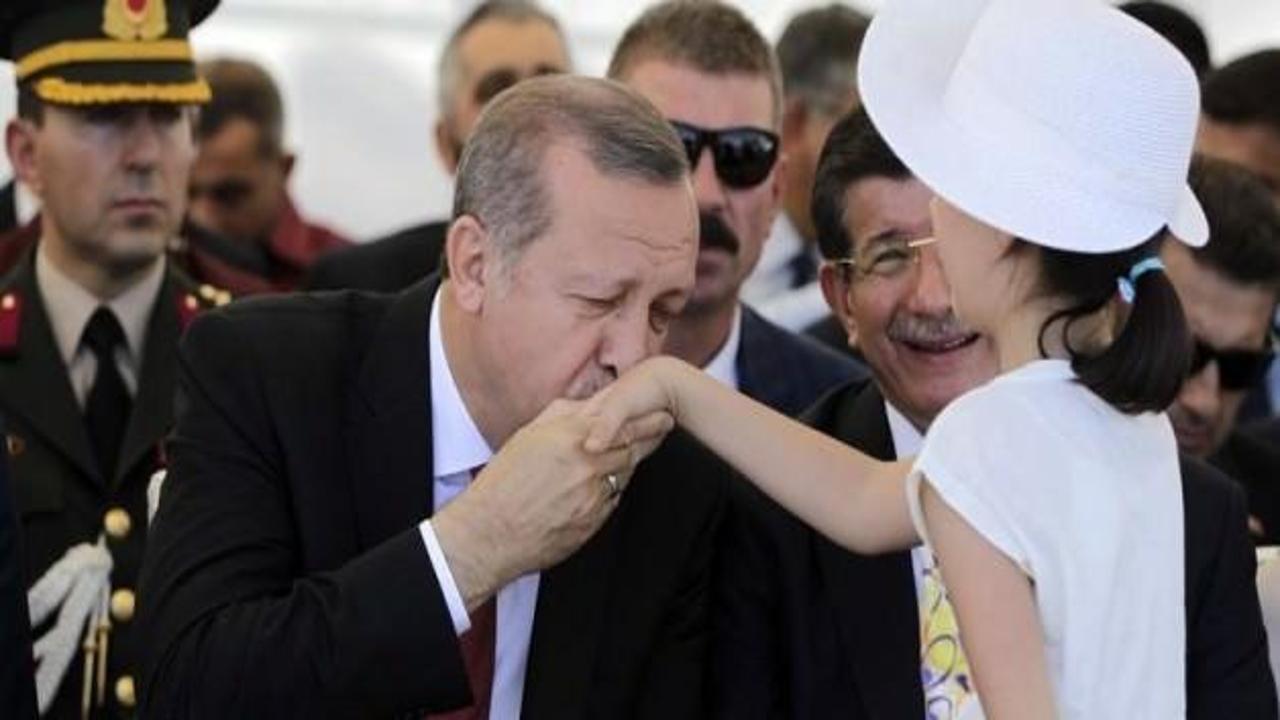 Erdoğan küçük kızın elini öptü