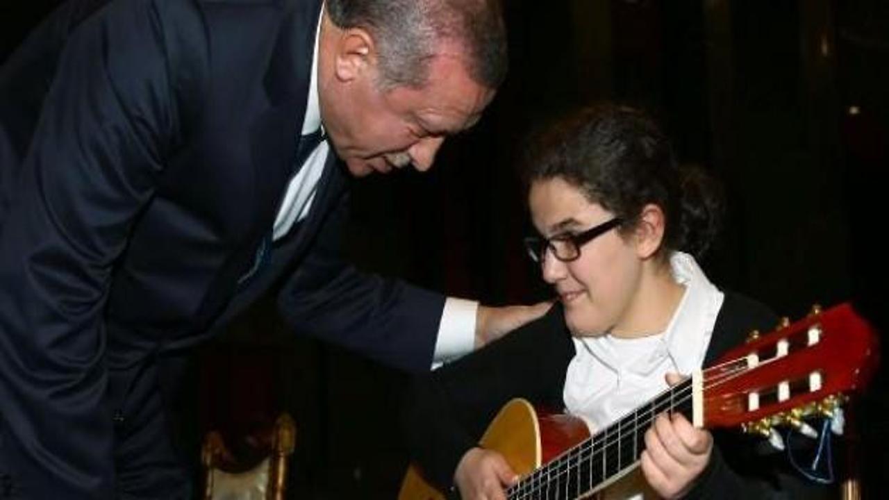 Erdoğan küçük Neslihan'a sarayı gezdirdi 