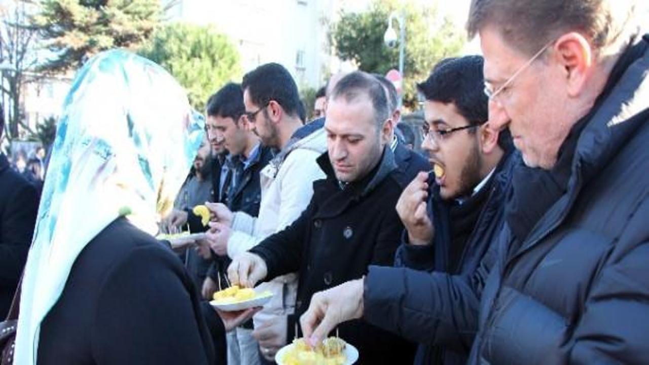 Erdoğan’a evinin önünde ananaslı destek