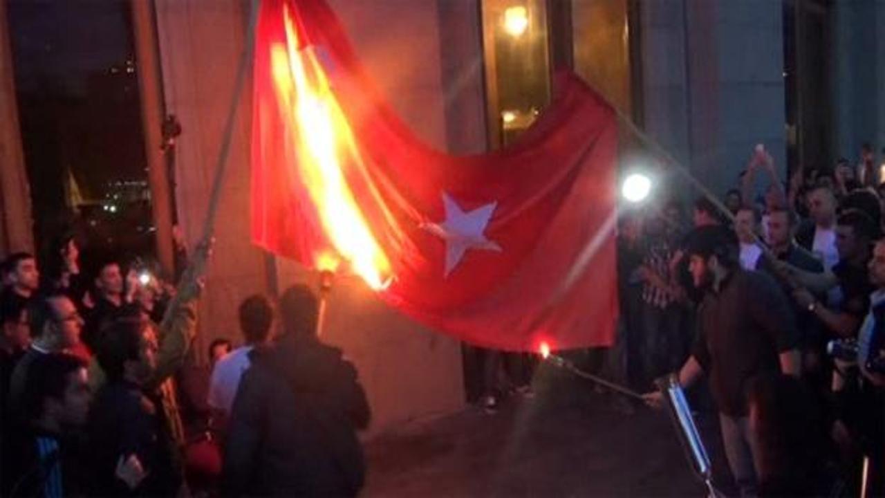 Ermeniler Türk bayrağı yaktı