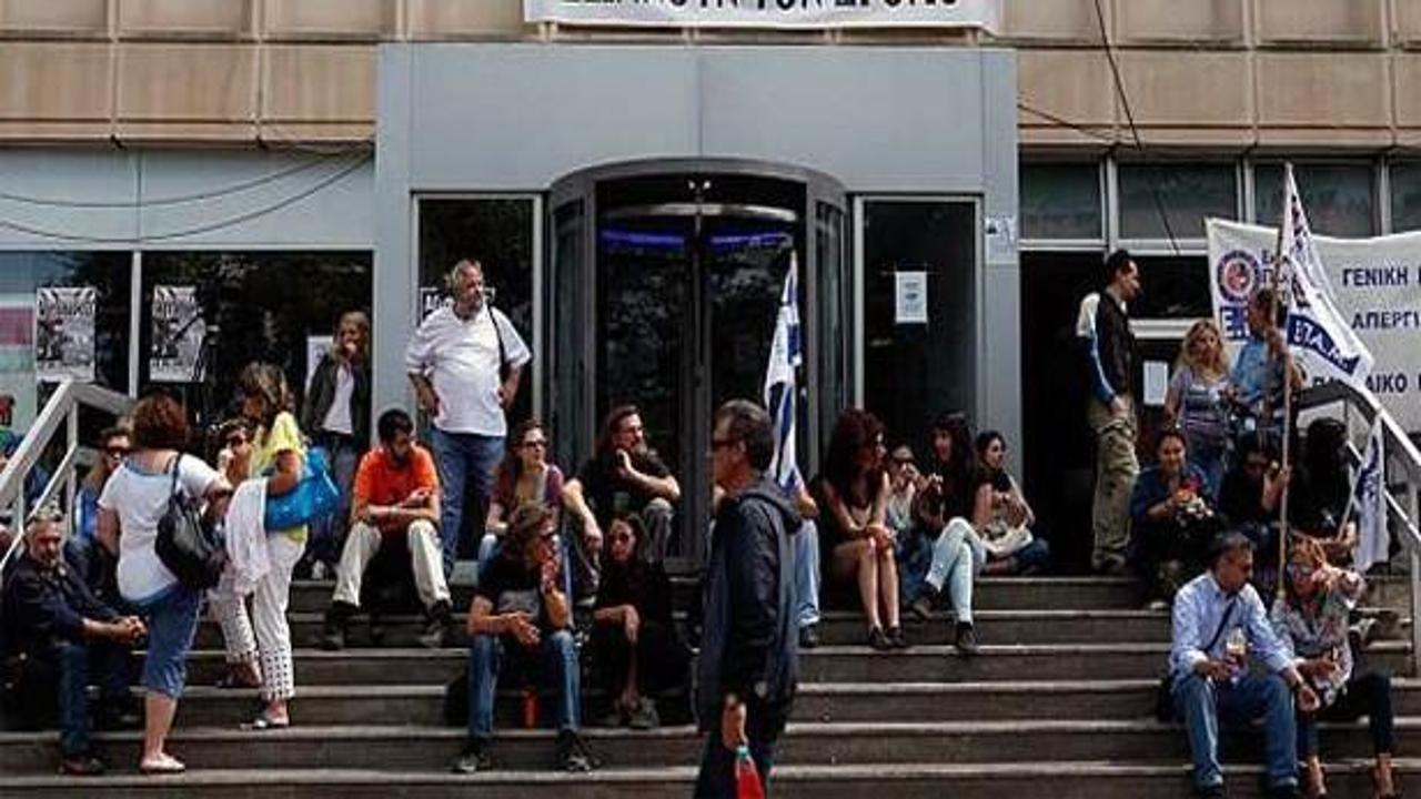 Yunanistan'da kriz 267 bin memuru vurdu 