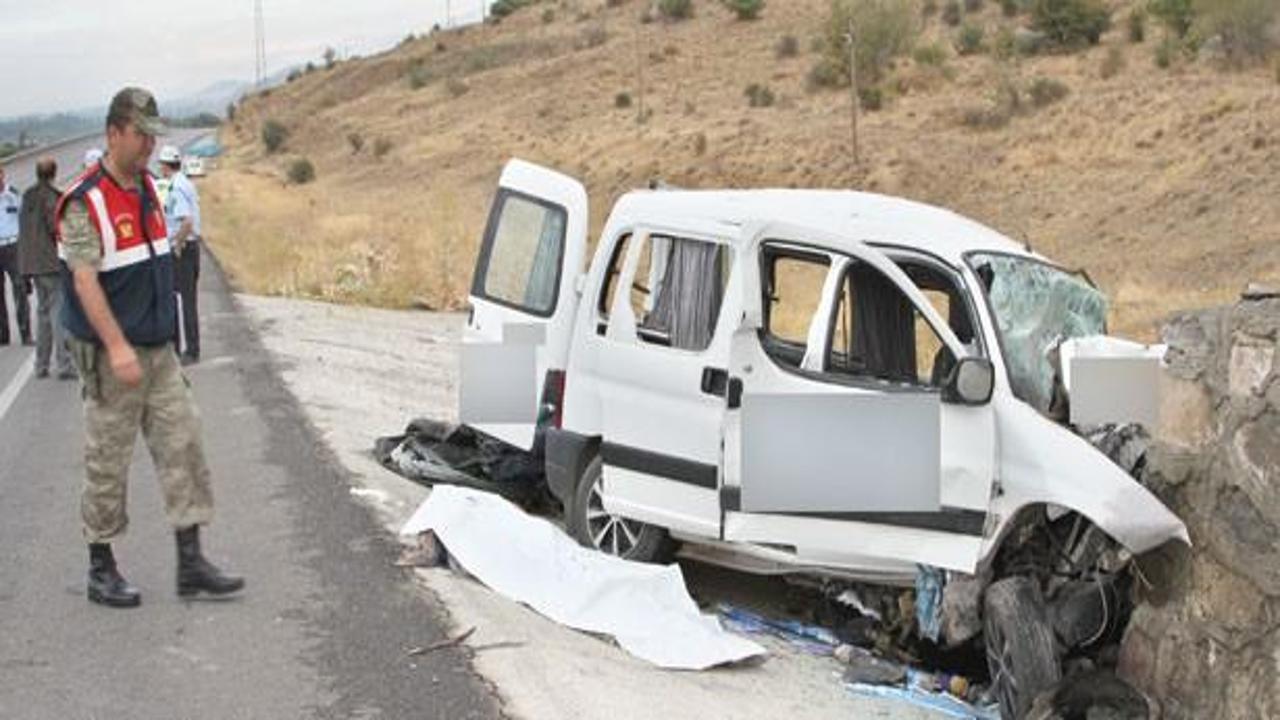 Erzincan'da feci kaza: 2 ölü