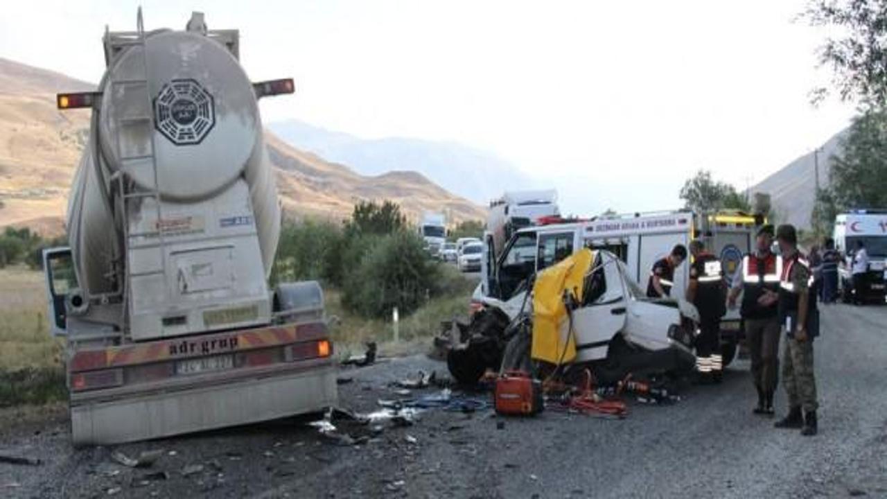 Çimento kamyonu otomobili ezdi: 2 ölü