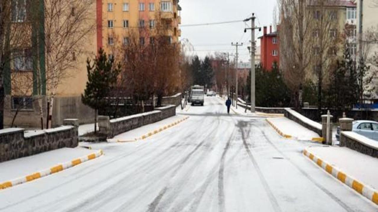 Erzurum'a lapa lapa kar yağdı