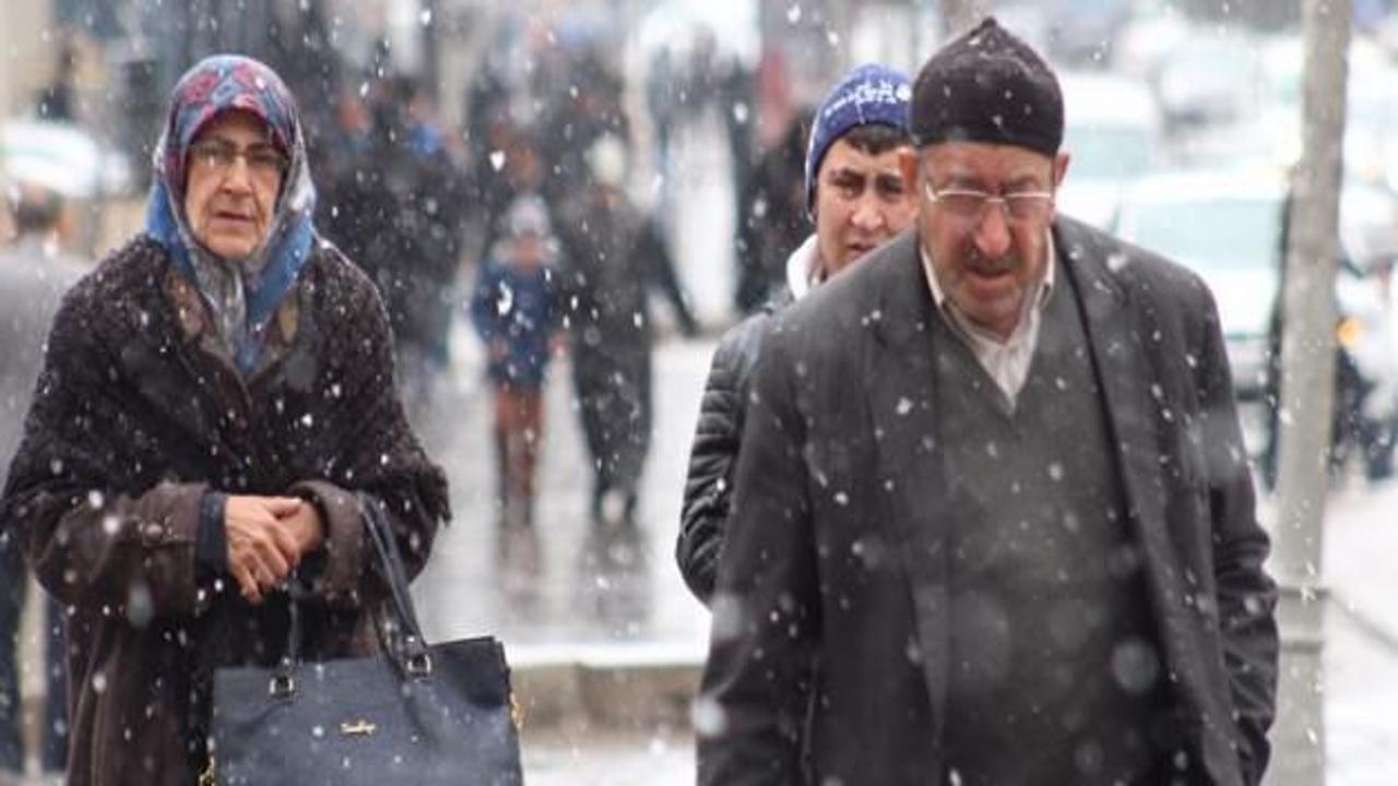 Erzurum’da kar yağışı şehri beyaza bürüdü