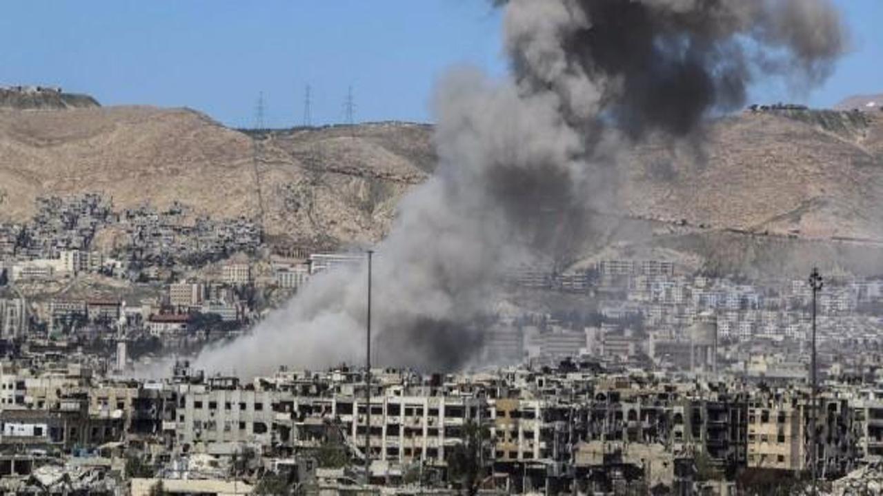 Esed İdlib kentine saldırıyor