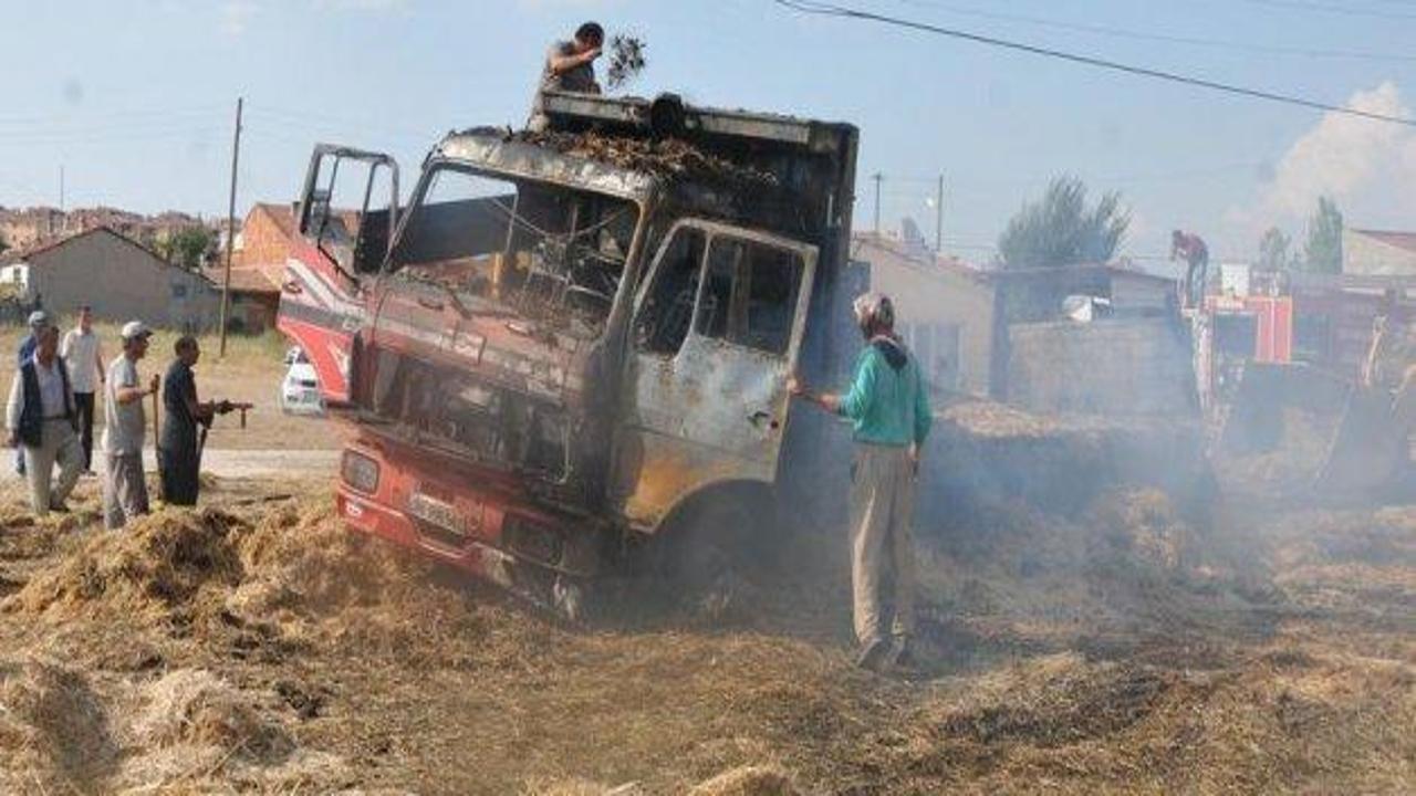 Eskişehir'de saman yüklü kamyon yandı