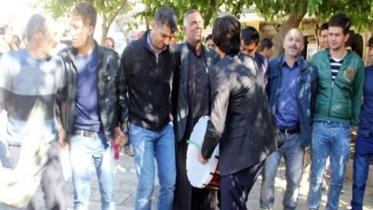 Esnaf Şanlıurfa'da davul &ccedil;aldırıp g&ouml;bek attı