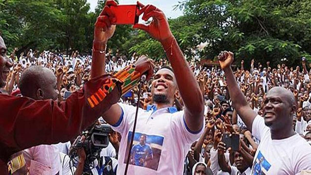 Eto'o giydiği tişörtle sürpriz yaptı!