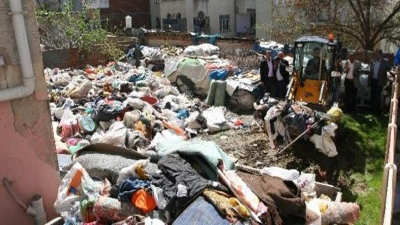 Sakarya'da evden 5 kamyon çöp çıkarıldı