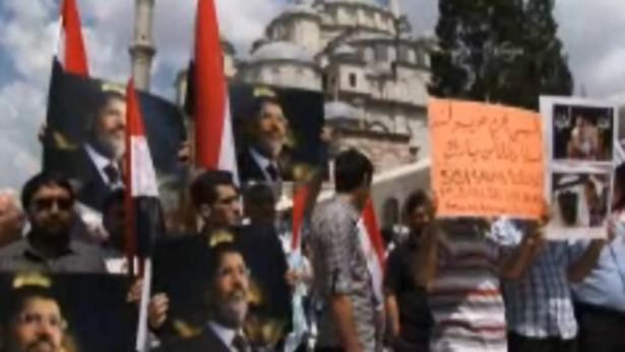 Fatih Camii'nde Mısır'a destek gösterisi
