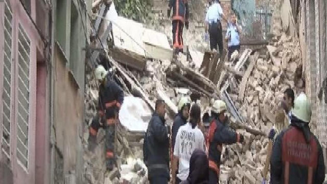 Fatih'te 3 katlı bina çöktü 