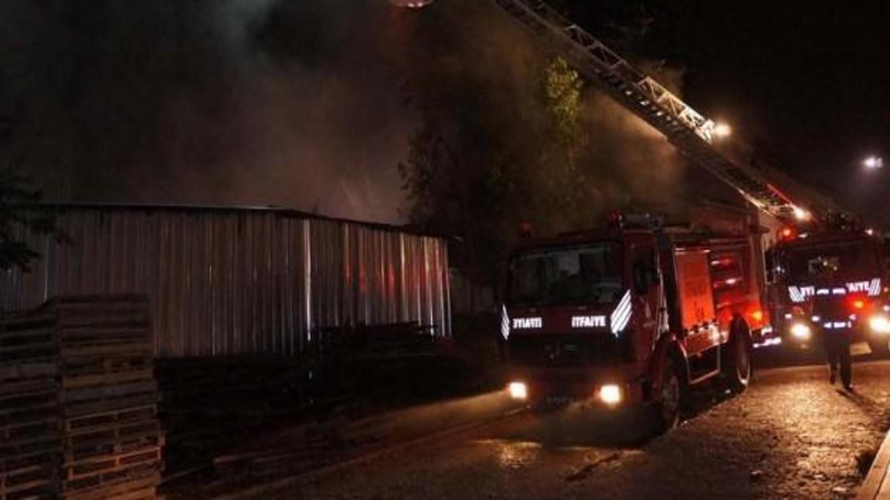 Fatih'te belediyeye ait şantiyede yangın