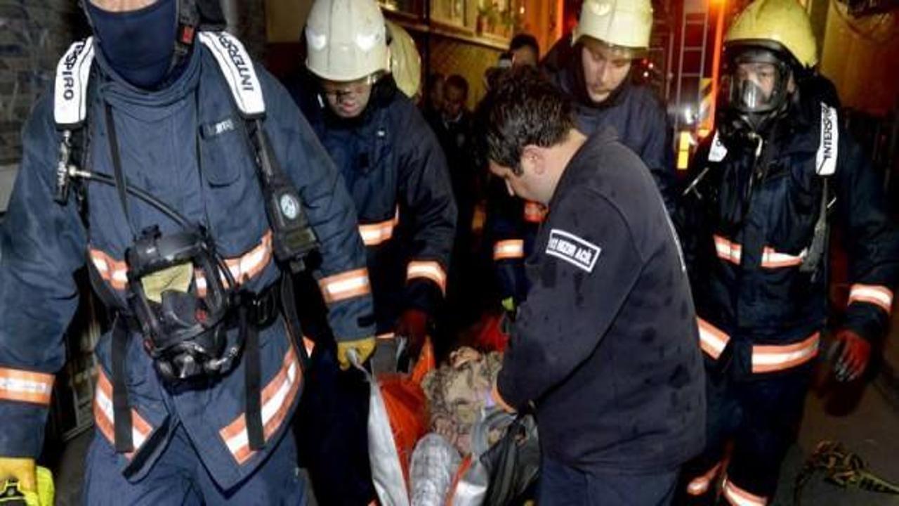 Fatih'te ev yangını: 1 kişi hastanelik oldu