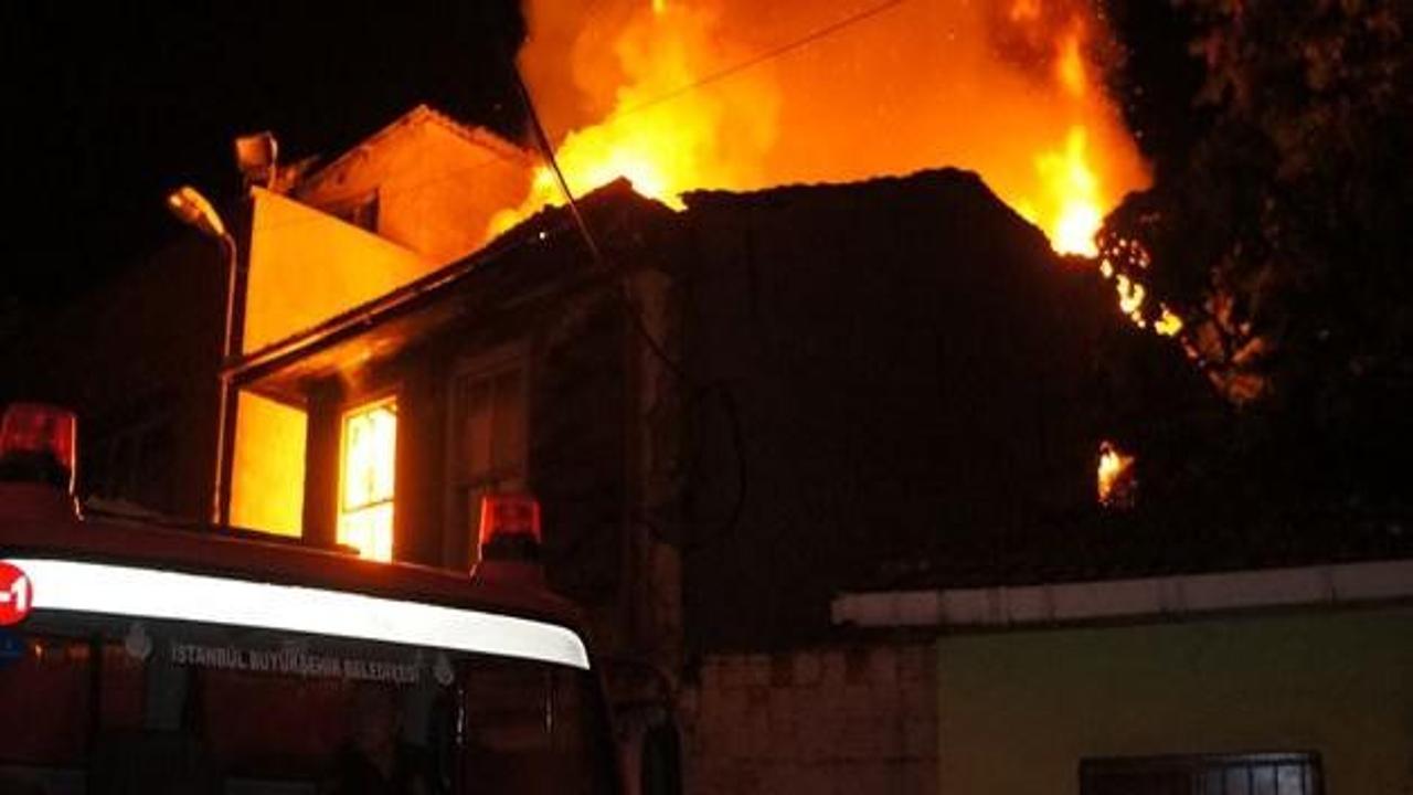 Fatih'te iki katlı ahşap bina yandı
