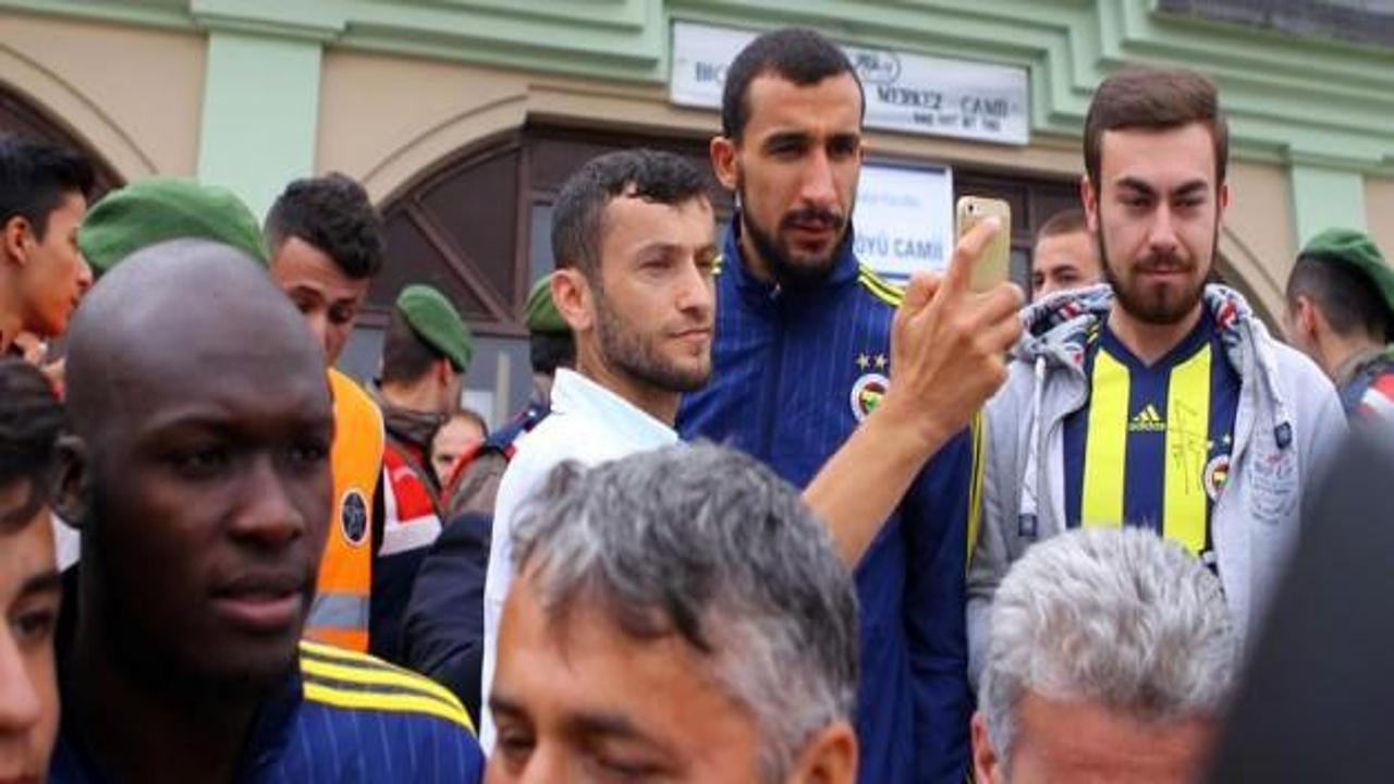 Fenerbahçeli futbolcular cuma namazı kıldı