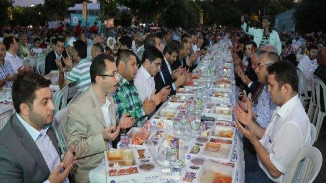 Feshane'de 6 bin kişi birden iftar yaptı
