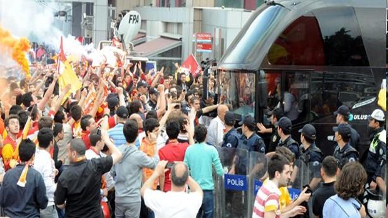 Galatasaray Olimpiyat'a meşalelerle uğurlandı
