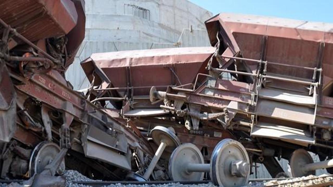 G.Antep'te iki tren kafa kafaya çarpıştı!