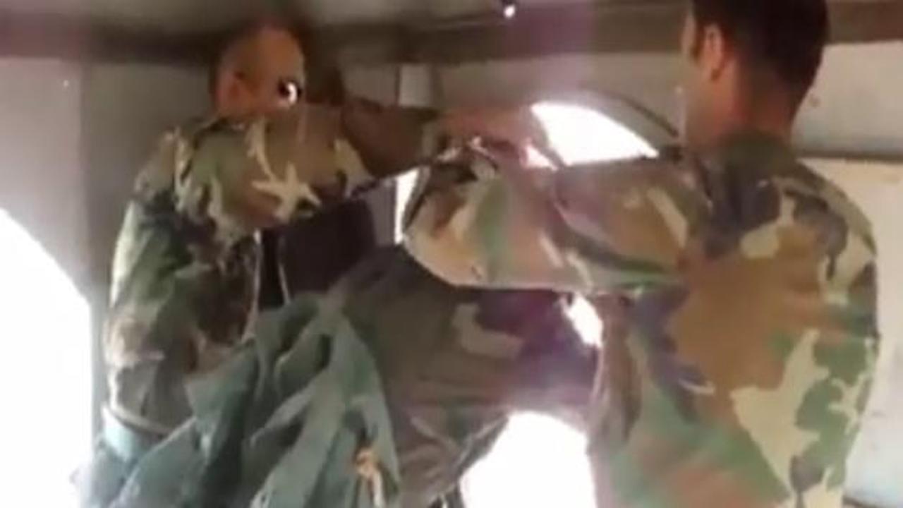 Gaza gelen asker paraş&uuml;tle bakın nasıl atladı!