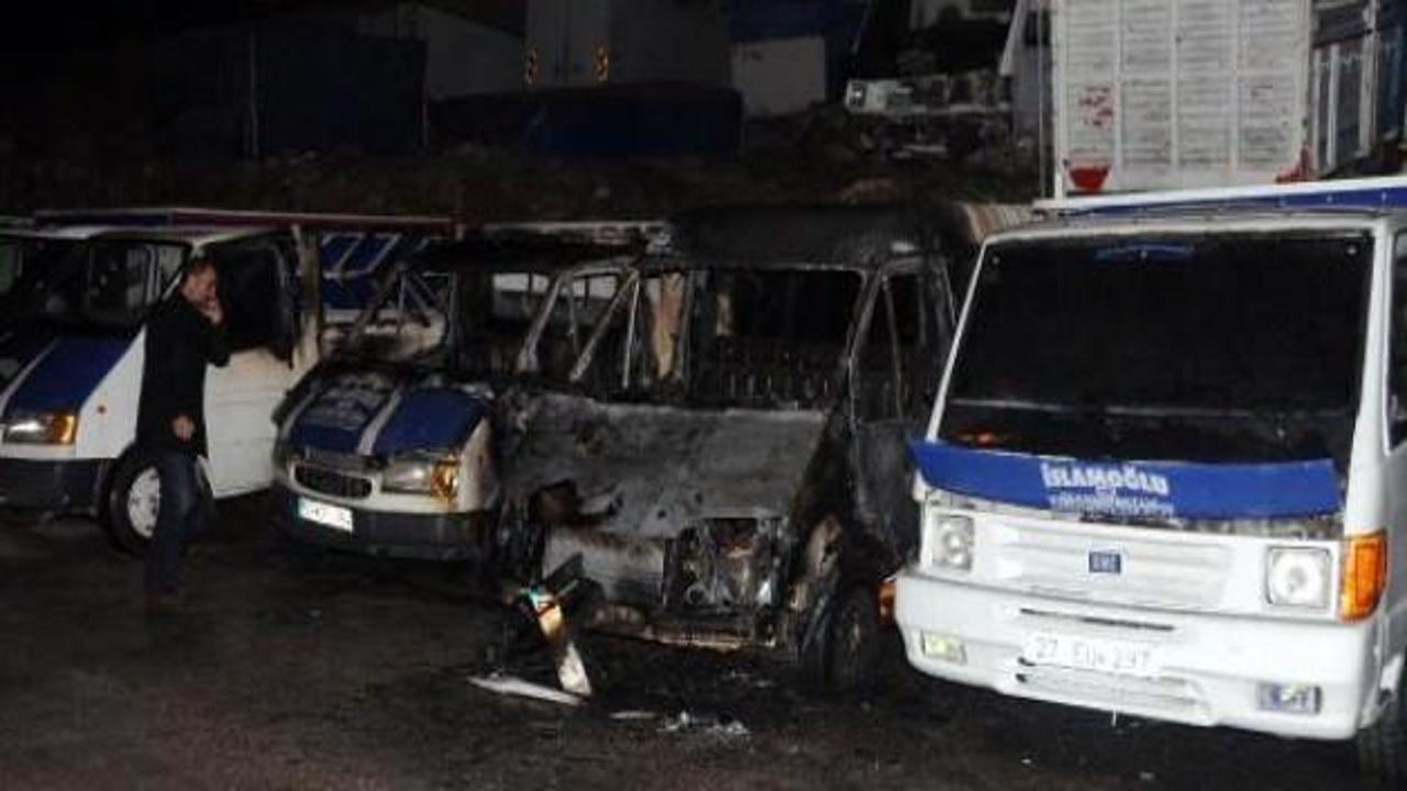 Gaziantep'te park halindeki 4 araç yandı