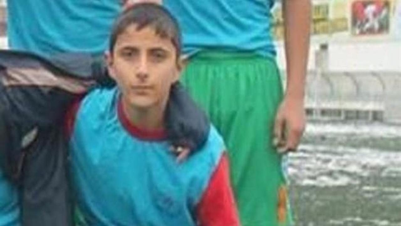 Genç futbolcu babasının kollarında öldü