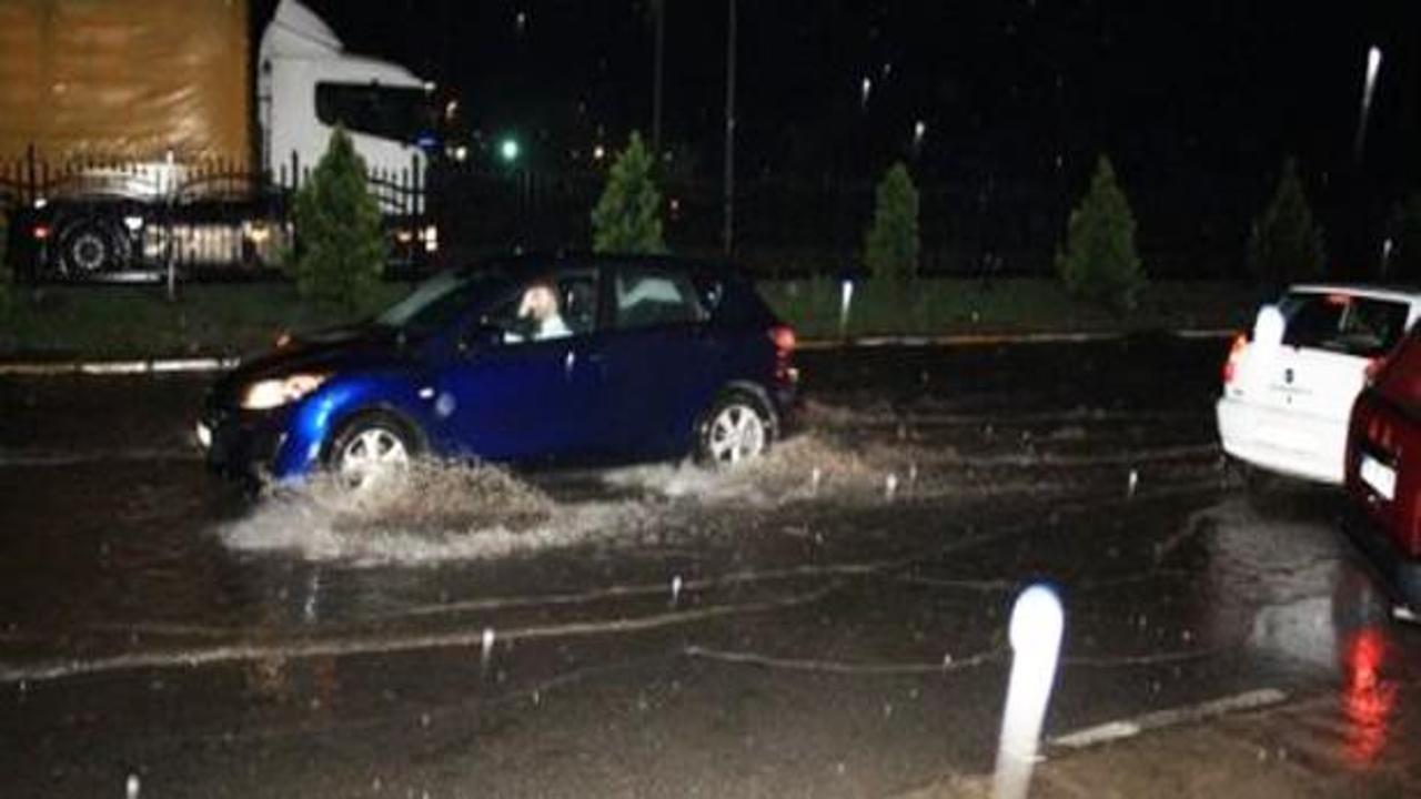 Şiddetli yağış İstanbul'u teslim aldı