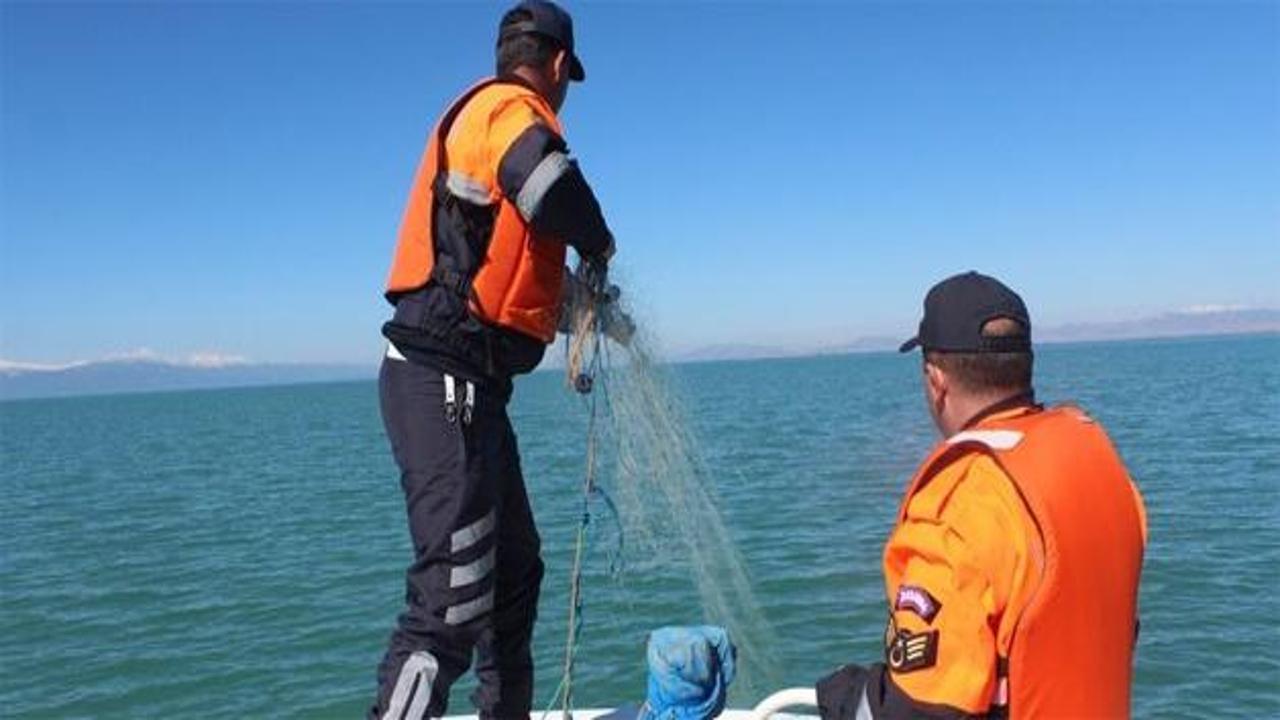 Gölden 1 yılda 100 km'lik ağ ve 3 ton kurşun çıktı