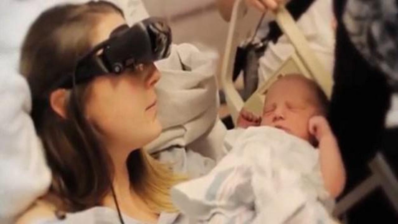 Görme engelli anne bebeğini ilk kez gördü