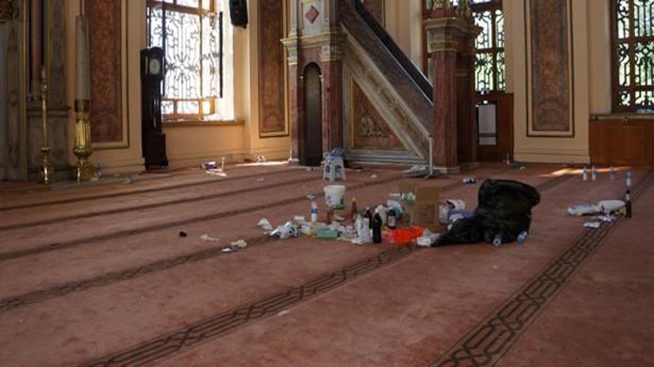 Göstericiler camiyi çöplüğe döndürdü