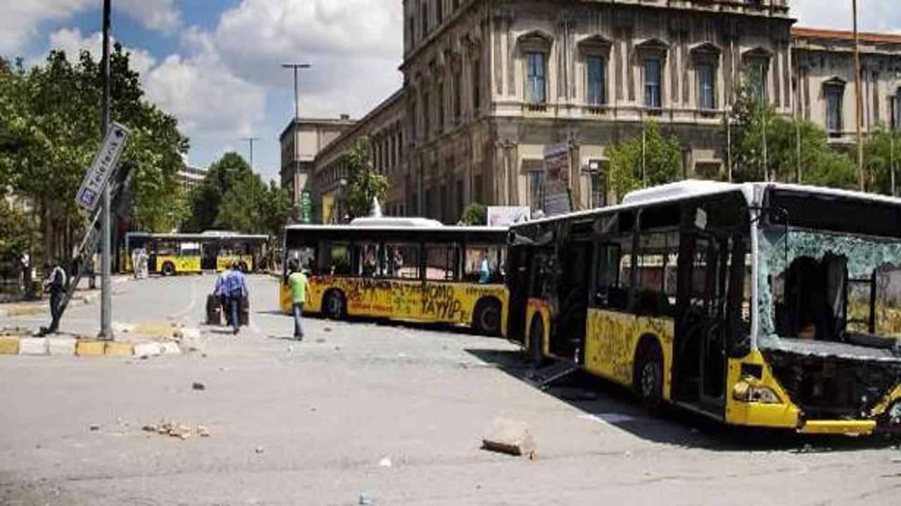 Göstericiler halk otobüslerine saldırdı