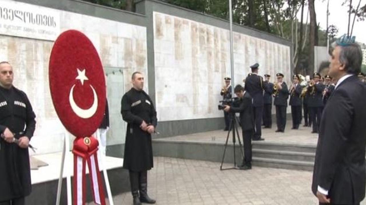 Gül, Kahramanlar Anıtı'na çelenk bıraktı