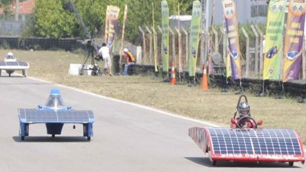 Güneş enerjili araçlar kıyasıya yarıştı