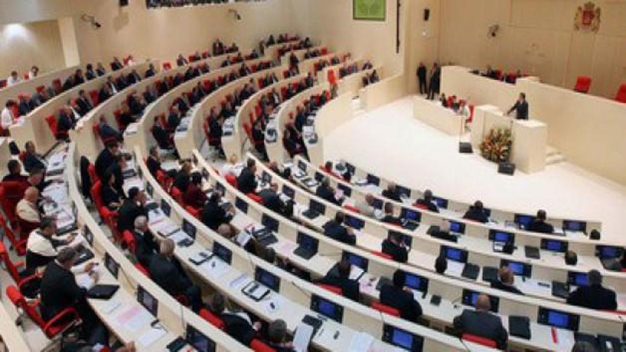 Gürcistan'da siyasi kriz büyüyor