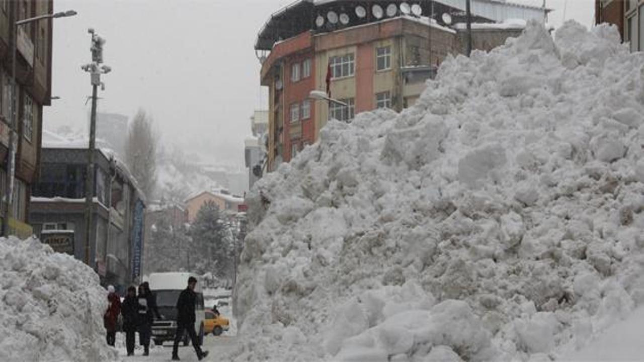 Hakkari şehir merkezinde kar dağları oluştu!