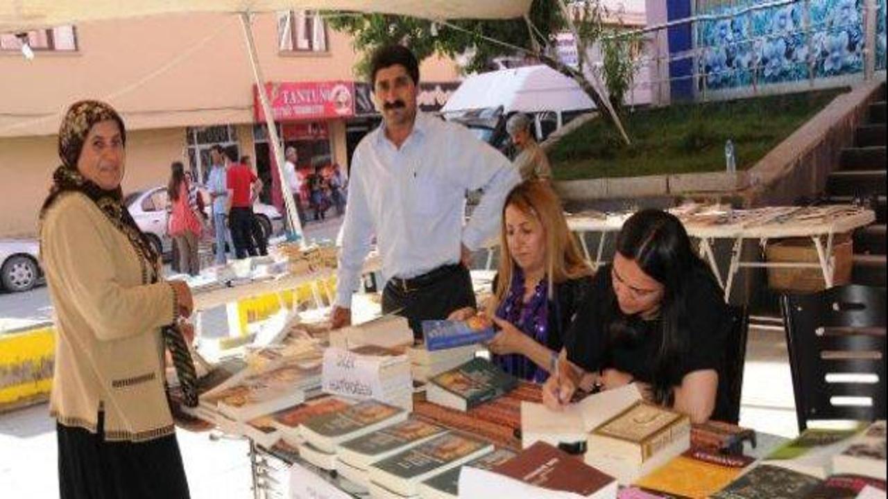 Hakkari'de Kürtçe kitap fuarı