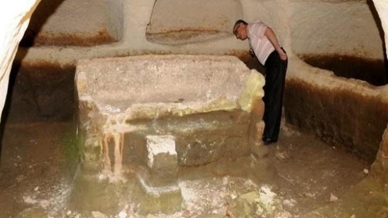 Hazineciler 2500 yıllık mezarları tahrip etti