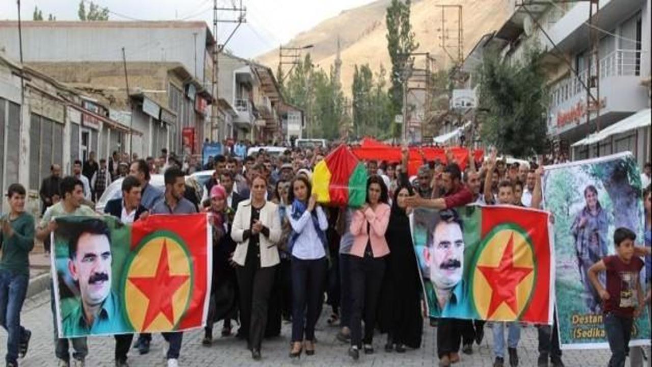 HDP'li vekil teröristin tabutunu taşıdı 