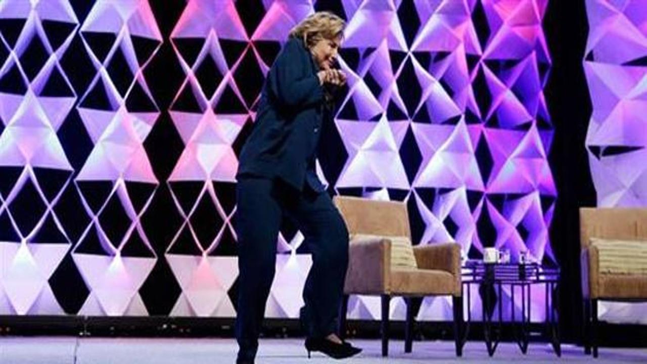 Hillary Clinton'a da ayakkabı fırlatıldı İZLE