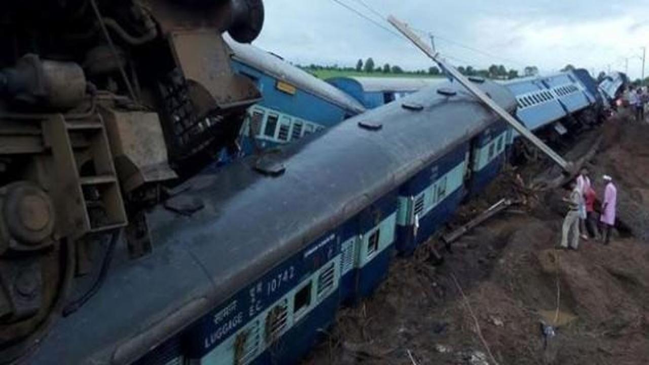 Hindistan'da iki tren raydan çıktı: 27 ölü