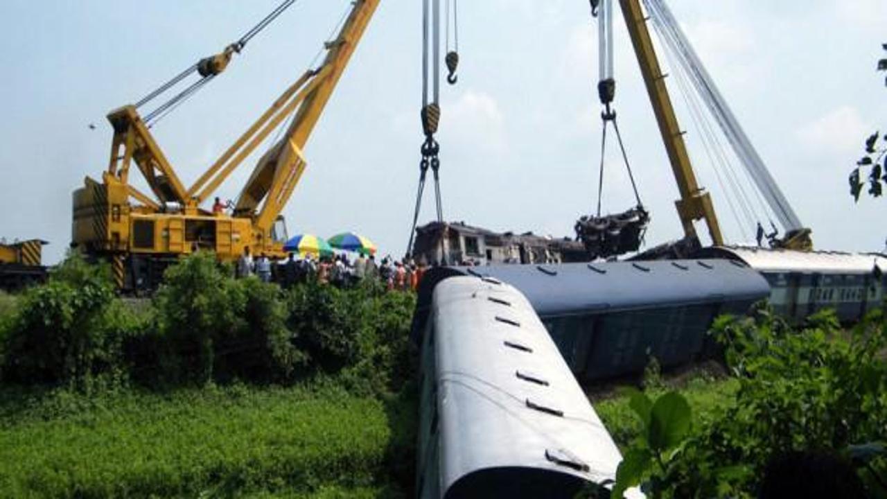 Hindistan'da tren faciası: 12 ölü, 3 yaralı