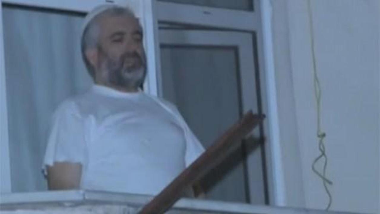 Hırsız polisi g&ouml;r&uuml;nce namaza durdu!