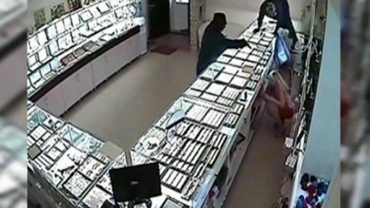 Hırsızlar kuyumcu mağazasını bir dakikada soydu