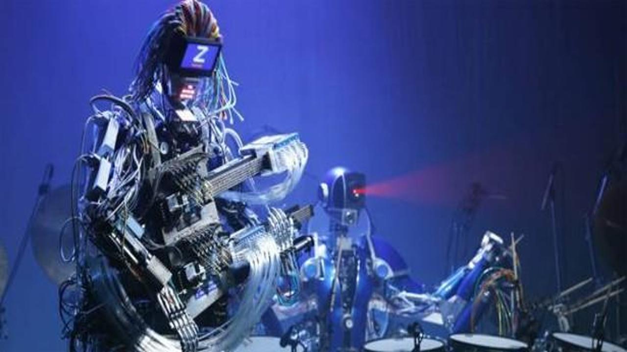 Hologram pop yıldızından şimdi de rock&ccedil;ı robot