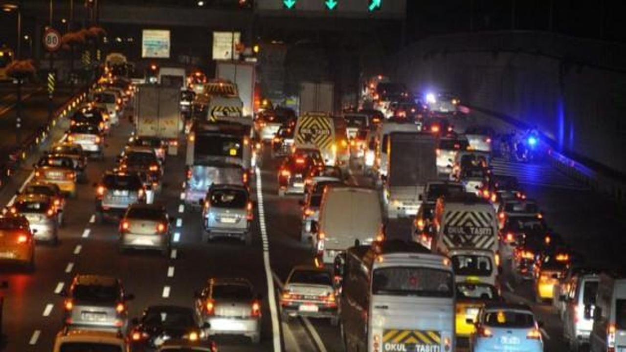 Trafik, İstanbul'da ömrümüzden götürüyor