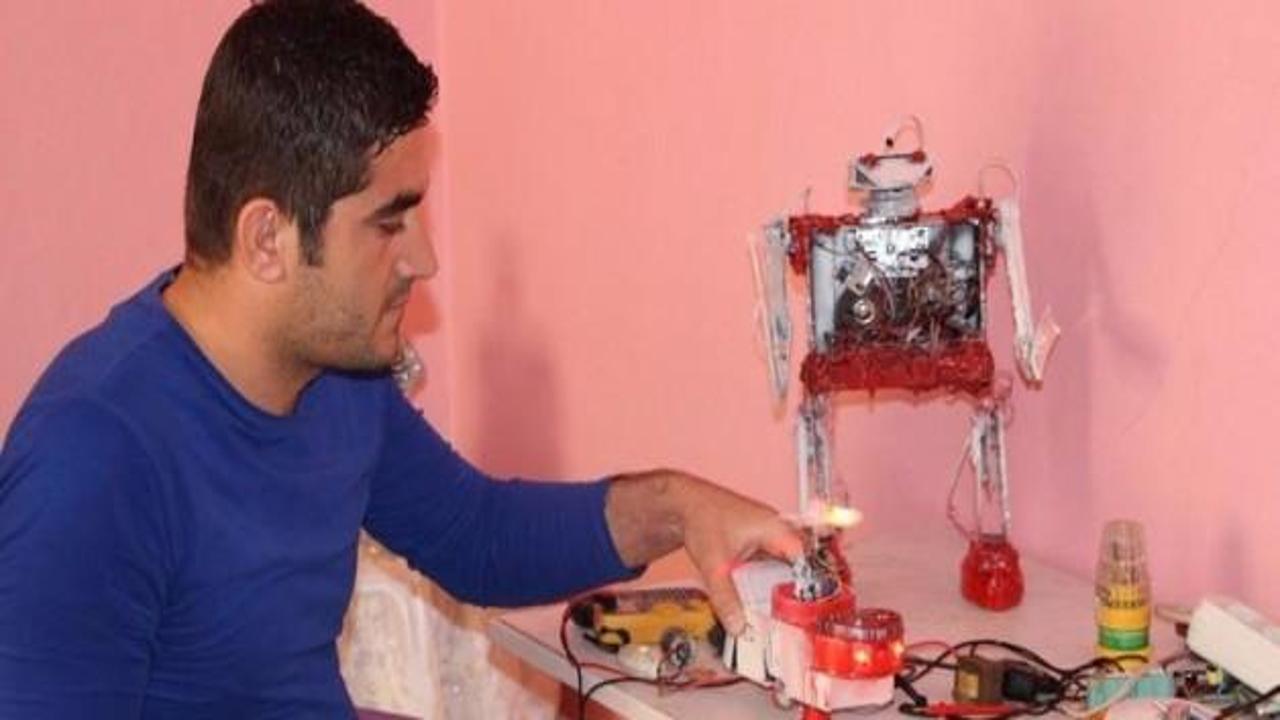 Hurdalardan Kur'an okuyan robot yaptı