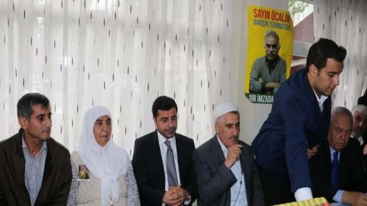 Hürriyet, Demirtaş'ın arkasındaki Öcalan'ı gizledi
