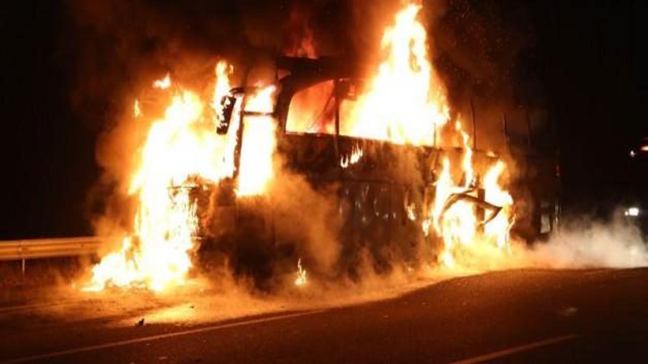 Otobüs alev alev yandı, 51 yolcu ölümden döndü